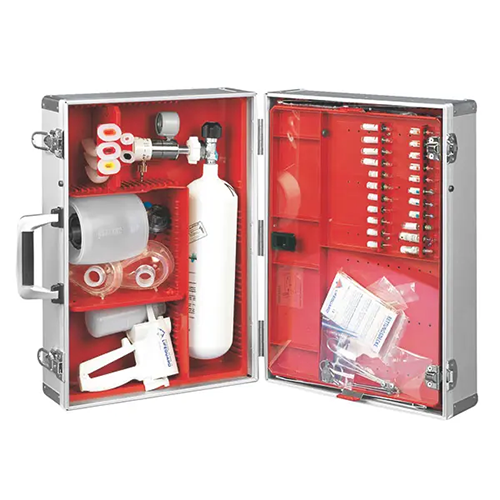 Ein Liefbox Notfallkoffer mit sämtlichen Utensilien  für Natfallmaßnahmen ausgerüstet. Der silberne Koffer wird auf weißem Hintergrund geöönet präsentiert.png